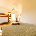 Pineapple Surf House * Атогиа-да-Балейя