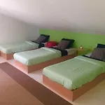 Pineapple Surf House Хостел Атогиа-да-Балейя