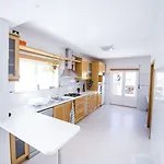 Pineapple Surf House Хостел Атогиа-да-Балейя