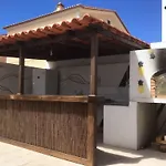 Pineapple Surf House Хостел Атогиа-да-Балейя