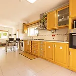 Хостел Pineapple Surf House Атогиа-да-Балейя
