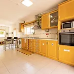 Pineapple Surf House * Атогиа-да-Балейя