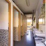 Хостел Pineapple Surf House Атогиа-да-Балейя