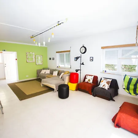 Pineapple Surf House Хостел Атогиа-да-Балейя