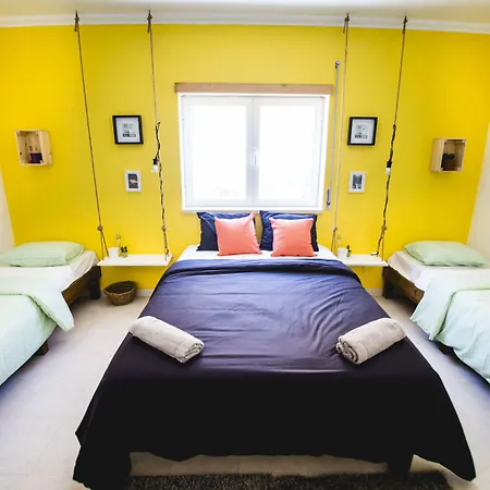 Pineapple Surf House Хостел Атогиа-да-Балейя