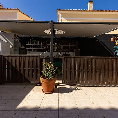Хостел Pineapple Surf House Атогиа-да-Балейя