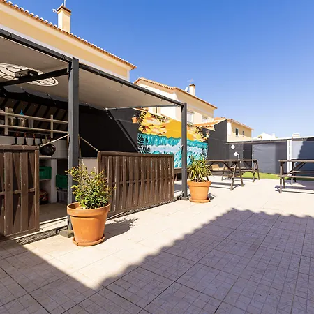 Pineapple Surf House * Атогиа-да-Балейя