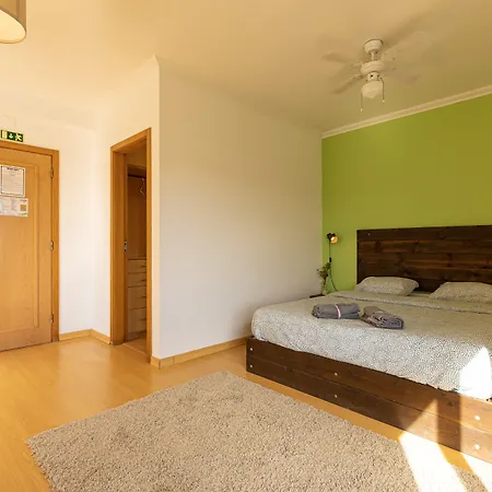 Pineapple Surf House Vandrerhjem Atouguia Da Baleia