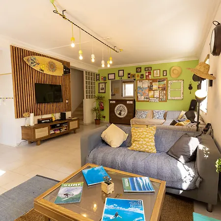 Pineapple Surf House Хостел Атогиа-да-Балейя