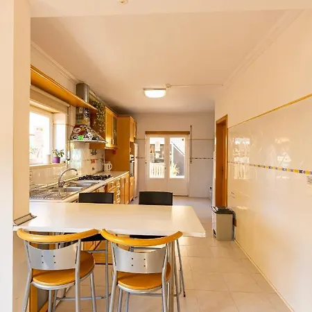 Хостел Pineapple Surf House Атогиа-да-Балейя