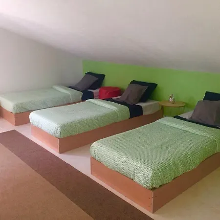Pineapple Surf House Хостел Атогиа-да-Балейя