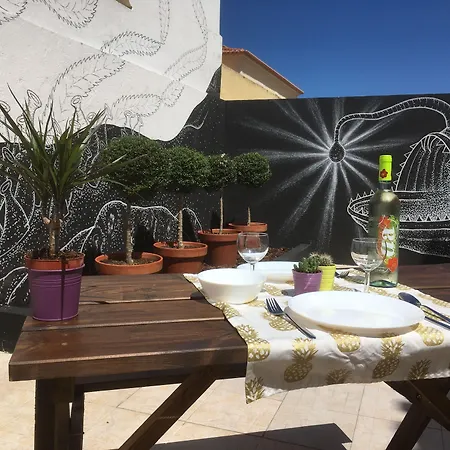 Хостел Pineapple Surf House Атогиа-да-Балейя